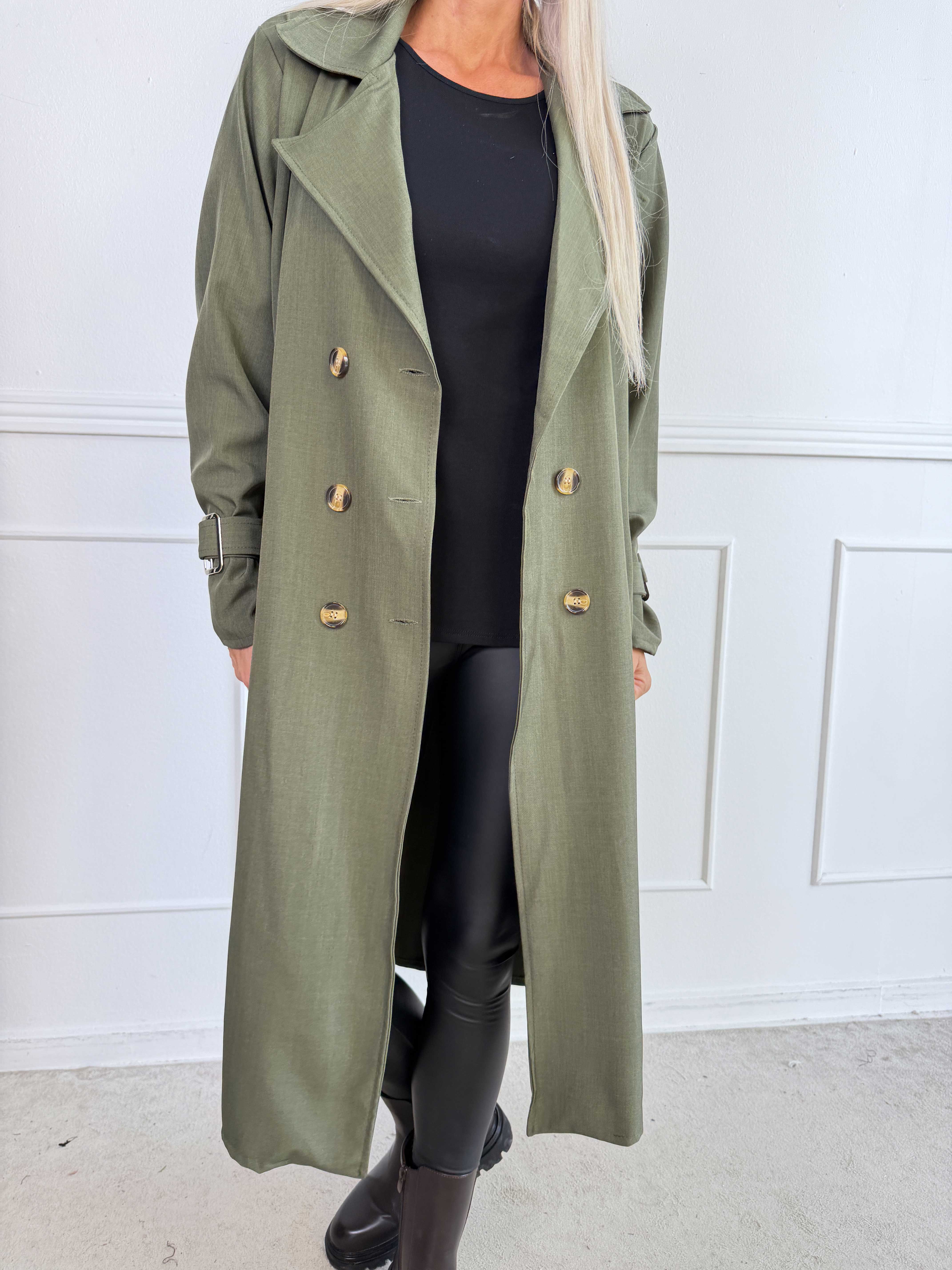 Sharpay 2.0 – Lätt plus size trenchcoat med knytskärp